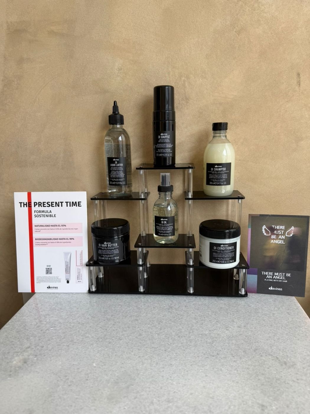 Exhibidor de productos Davines OI y The Present Time