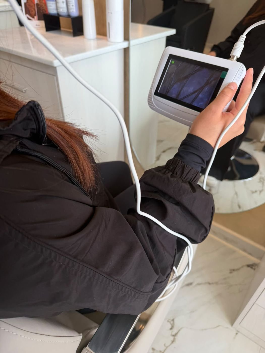 Diagnóstico capilar con microcámara antes del servicio