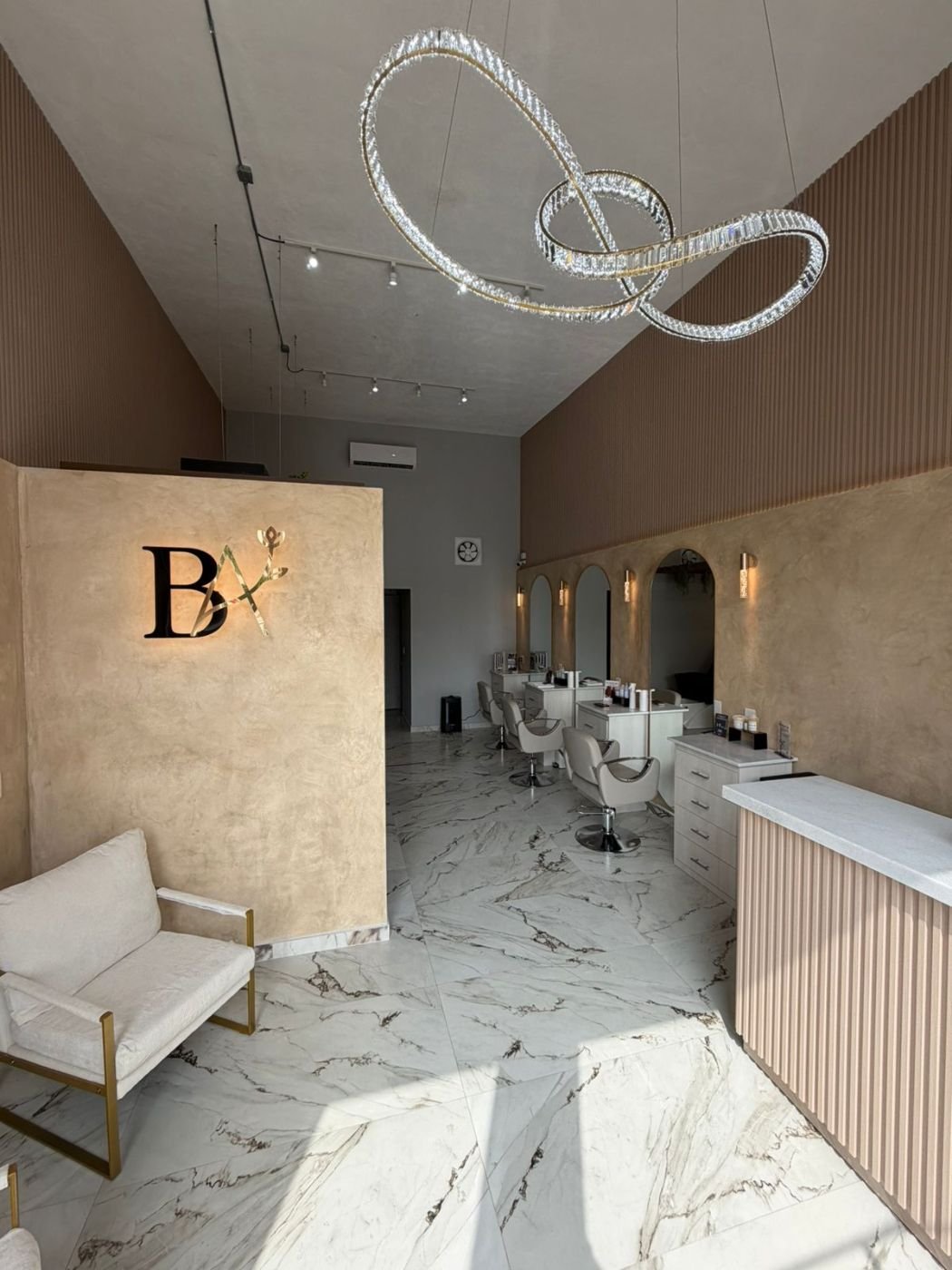 Vista del salón desde la entrada, con el logotipo BA iluminado